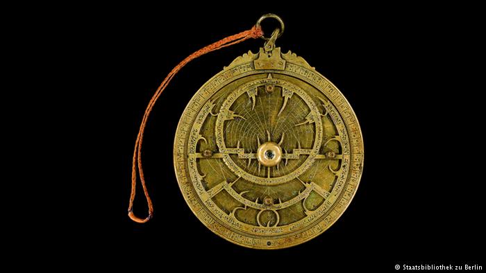 Astrolab - Ausstellungsexponat in "Juden, Christen, Muslime im Dialog der Wissenschaften 500-1500" im Berliner Gropiusbau; Foto: Staatsbibliothek zu Berlin