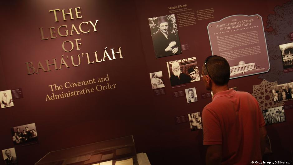 Besucher einer Ausstellung über den Gründer der Bahai-Religion, Hussein Ali Nuri ("Baha'ullah"), in Haifa; Foto: Getty Images