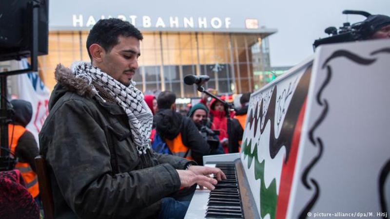 Ahmad spielt im Januar 2016 auf dem Platz vor dem Kölner Hauptbahnhof; Foto: picture-alliance/dpa