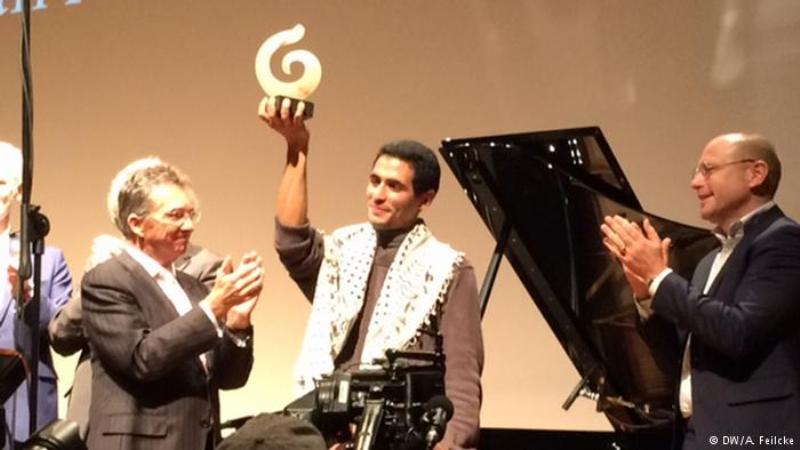 Preisverleihung: Im Jahr 2015 wird Aeham Ahmad dann mit dem 1. Internationalen Beethovenpreis für Menschenrechte, Frieden, Freiheit, Armutsbekämpfung und Inklusion ausgezeichnet; Foto: DW