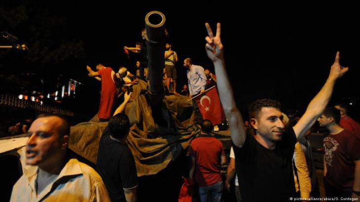 Turks celebrate the failure of the attempted coup in July 2016 (photo: picture-alliance/abaca/O. Gurdogan)