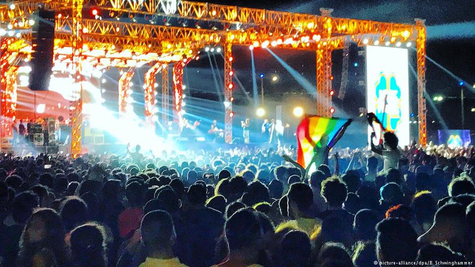 Bei einem Konzert der libanesischen Popgruppe "Mashrou' Leila" in Kairo wird die Regenbogenflagge geschwenk. Foto: Picture Alliance / dpa