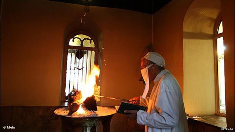 عنصر النار يمتلك دورا أساسيا في الديانة الزرادشتية.; Quelle: Mehr