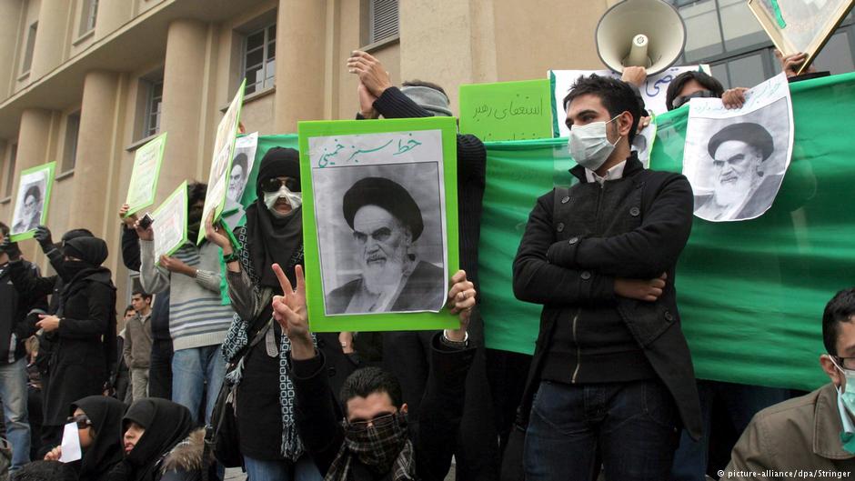 Young people demonstrate in Iran (photo: picture-alliance/dpa/Stringer)