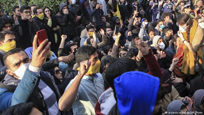 Young people demonstrate in Tehran (photo: picture-alliance/AP Photo)