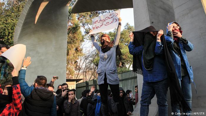 Young people demonstrate at the University of Tehran (photo: Getty Images/AFP/STR)