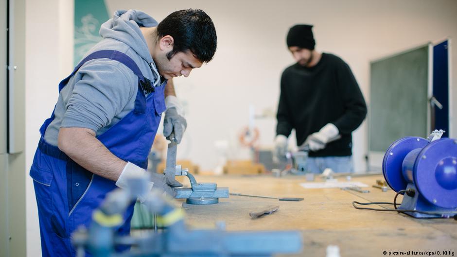 التدريب المهني يفتح فرصة للاجئين في سوق العمل الألمانية - لكن فقط إن كانوا مؤهلين. 