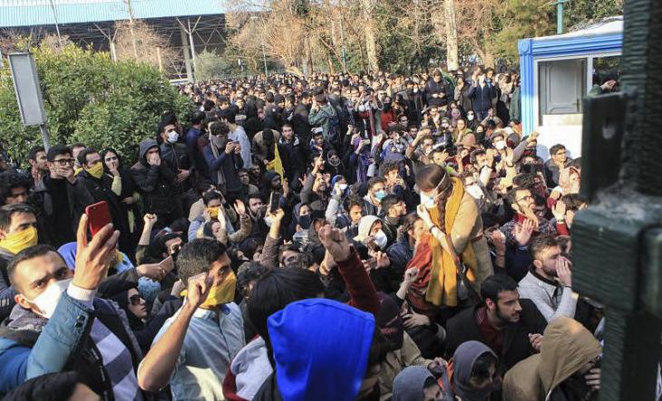 Students protesting on the grounds of the University of Tehran on 30 December 2017 (photo: dpa)