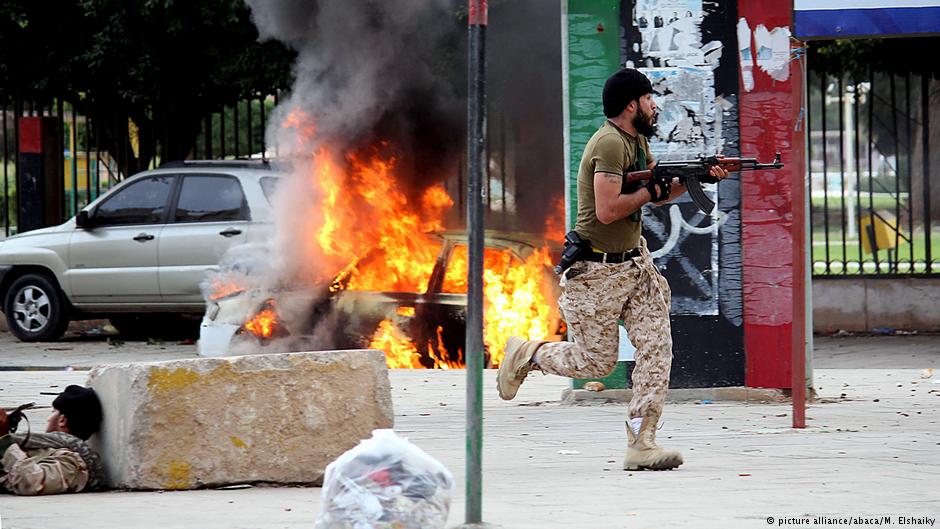 Straßenkämpfe zwischen Einheiten der libyschen Armee und Milizen im November 2013 in Benghasi; Foto: picture-alliance/abaca