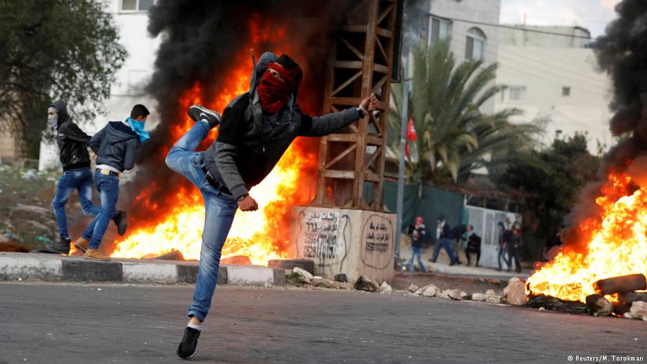 احتجاجات شباب فلسطينيين على اعتراف ترامب بالقدس عاصمة لإسرائيل. Foto: Reuters