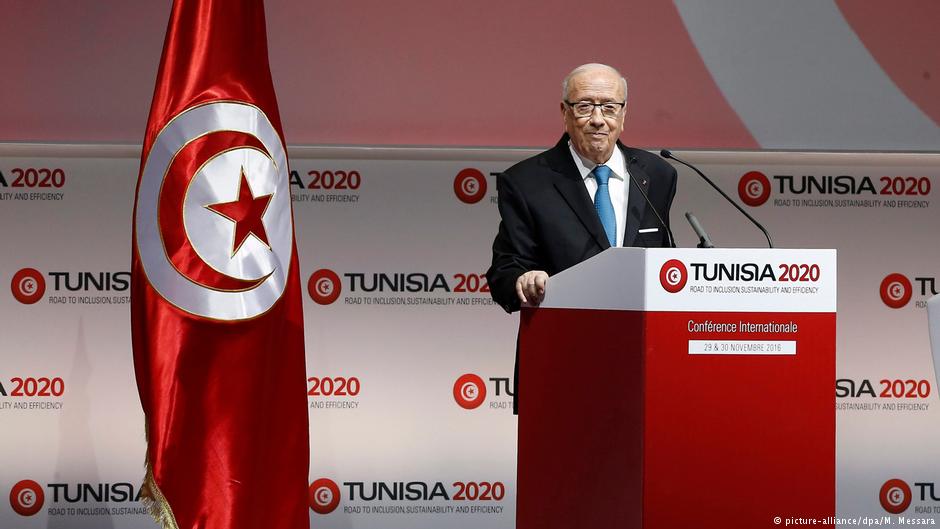 Tunesiens Präsident Beji Caid Essebsi stellt Ende November 2016 den Wirtschaftsplan "Tunisia 2020" auf einer internationalen Geberkonferenz vor; Foto: picture-alliance/dpa