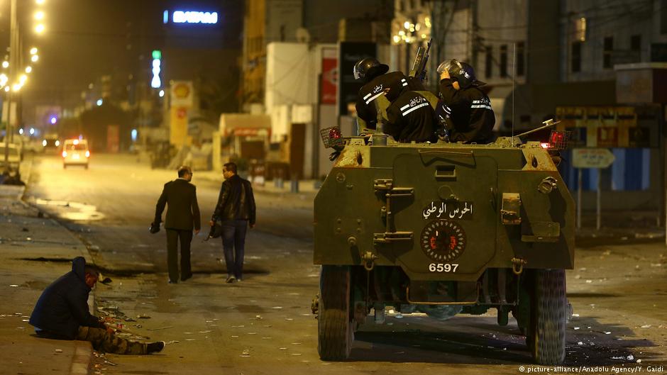 Sicherheitskräfte kontrollieren nach Protesten den Stadtbezirk Ettadamen in Tunis; Foto: picture-alliance/Anadolu Agency 