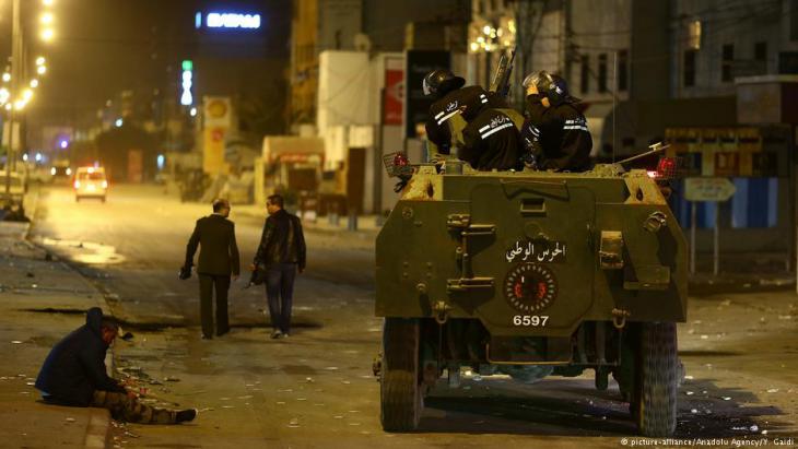 alternative Security forces patrol following protests in the Ettadamen neighbourhood, Tunis (photo: picture-alliance/Anadolu Agency)