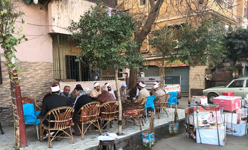 شيخ أزهري يلتقي في مقهى بسكان من حي الشرابية بالقاهرة. Foto: Karim El-Gawhary