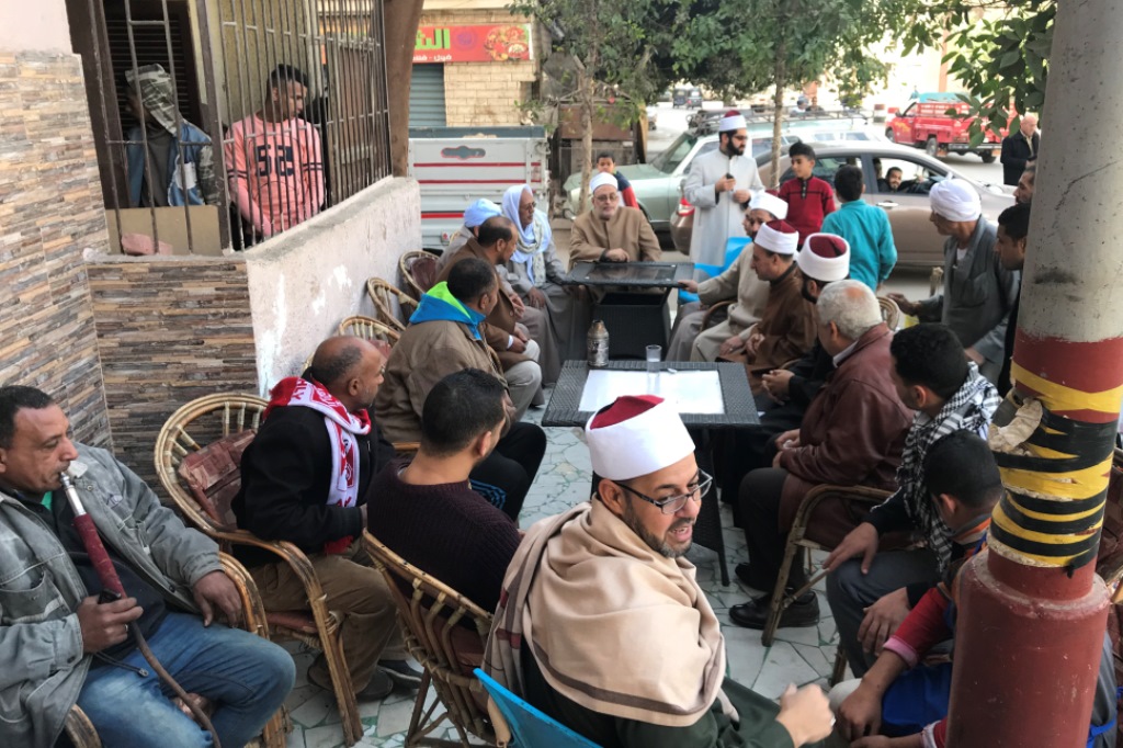Al-Azhar-Scheichs treffen sich mit Bewohnern des Kairoer Stadtteils Scharabiya in einem Café; Foto: Karim El-Gawhary