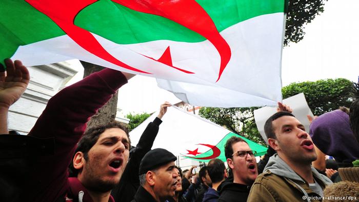 Algerien: Proteste gegen die Politik von Präsident Bouteflika; Foto: picture alliance/dpa