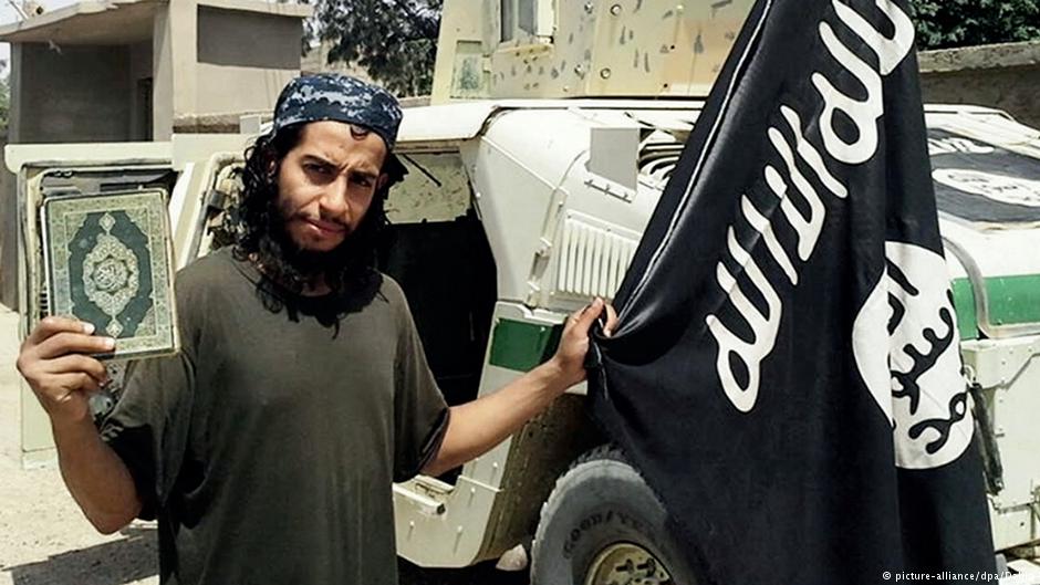 IS-Terrorist Abdelhamid Abaaoud mit Flagge des "Islamischen Staates" und Koran; Foto: picture-alliance/dpa