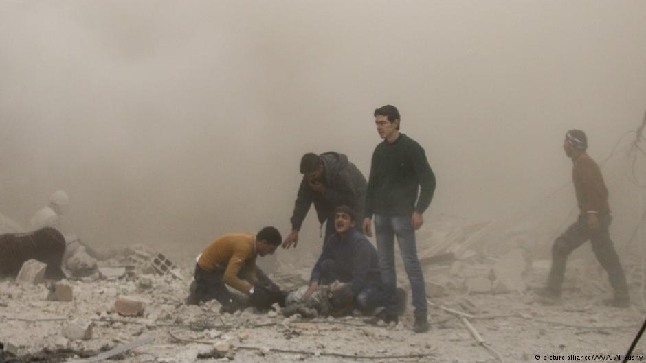 Zivilisten suchen nach Vermissten in dem von Assad-Truppen belagerten Ost-Ghuta; Foto: picture-alliance/AA