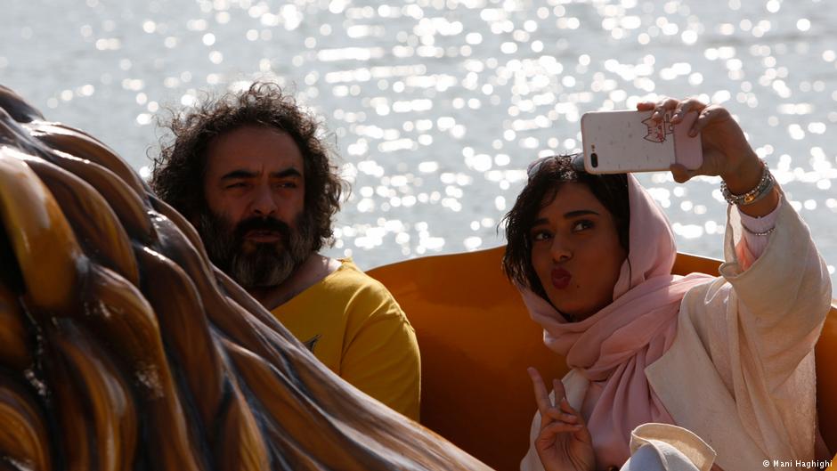 Ein Selfie für Instagram: Szene aus "Schwein" mit Hasan Majuni und Parinaz Izadyar