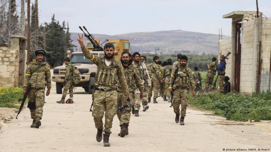 Kämpfer der FSA beim Vormarsch auf Afrin; Foto: picture-alliance