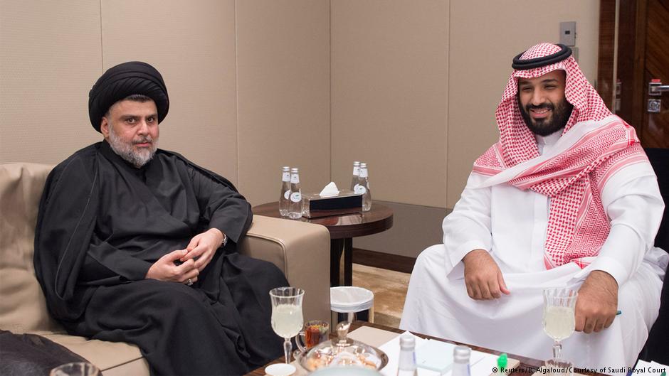 ولي العهد السعودي محمد بن سلمان في لقاء مع رجل الدين الشيعي والسياسي العراقي مقتدى الصدر في العراق.