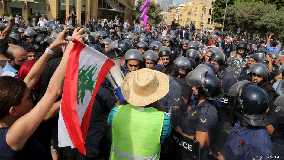 احتجاجات على الفساد السياسي والنخبة الحاكمة وتراكم النفايات والقمامة في شوارع بيروت - لبنان 2015. Foto: Reuters