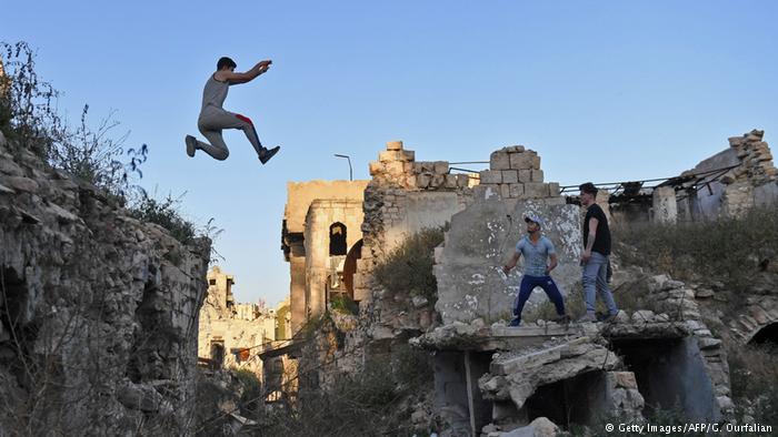 Syrien Jugendliche Parkour in Aleppo; Foto: Getty Images/AFP/G. Ourfalian