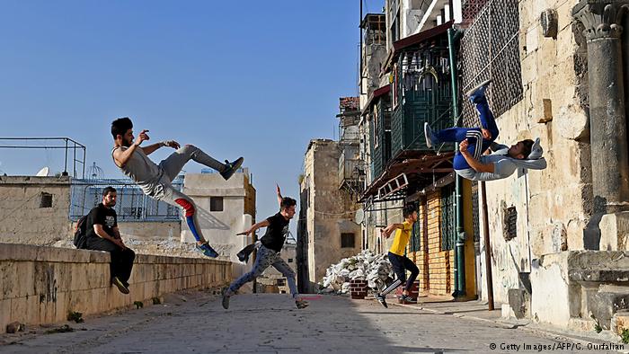 Syrien Jugendliche Parkour in Aleppo; Foto: Getty Images/AFP/G. Ourfalian