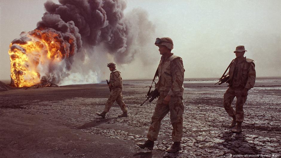 Amerikanische Truppen vor brennenden Ölfeldern vor Kuweit Stadt im Jahr 1991; Foto: 