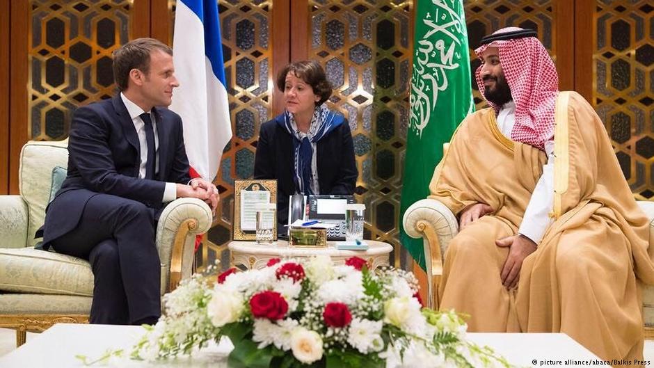 Frankreichs Präsident Macron am 7. November 2017 zu Besuch bei Mohamed bin Salman in Riad; Foto: picture-alliance/abaca