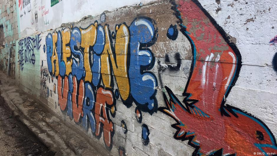 Grafity an einer Häuserwand im Flüchtlingslager Burj el-Barajneh; Foto: Diana Hodali/DW