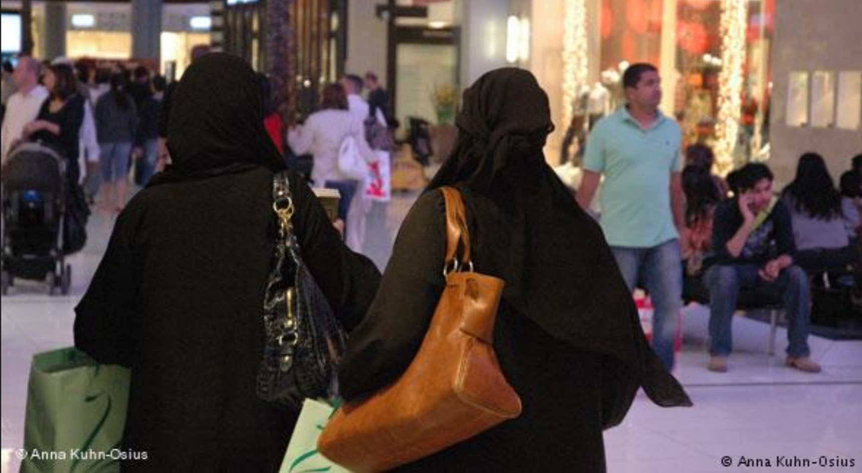 نساء وعائلات أثناء التسوق في دبي - الإمارات.
