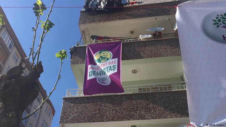 Wahlplaka der HDP zeigt inhaftierten Parteiführer Selahattin Demirtas in Diyarbakir; Foto: DW/B. Karakas