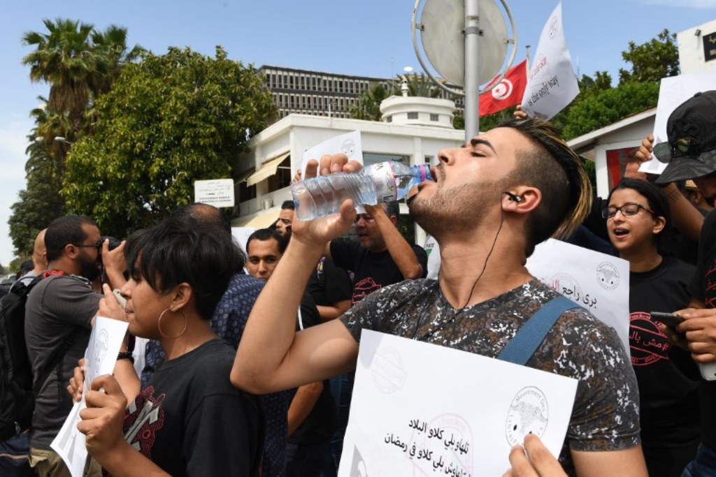 Nichtfastende Tunesier demonstrieren am 27.5.2018 in Tunis gegen die Schließung von Cafés und Restaurants während des Ramadans; Foto: Ismail Dbara
