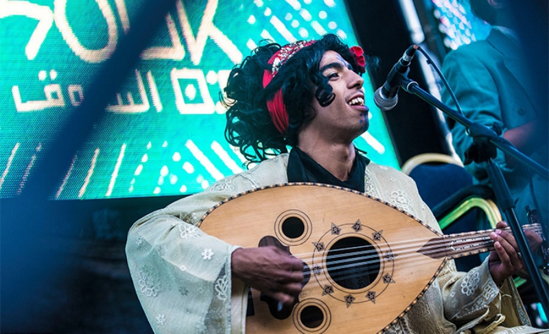 أحد أعضاء فرقة "كباريه الشيخات" وهو يعزف على العود ويغني في الدار البيضاء - المغرب. Foto: Raseef 22