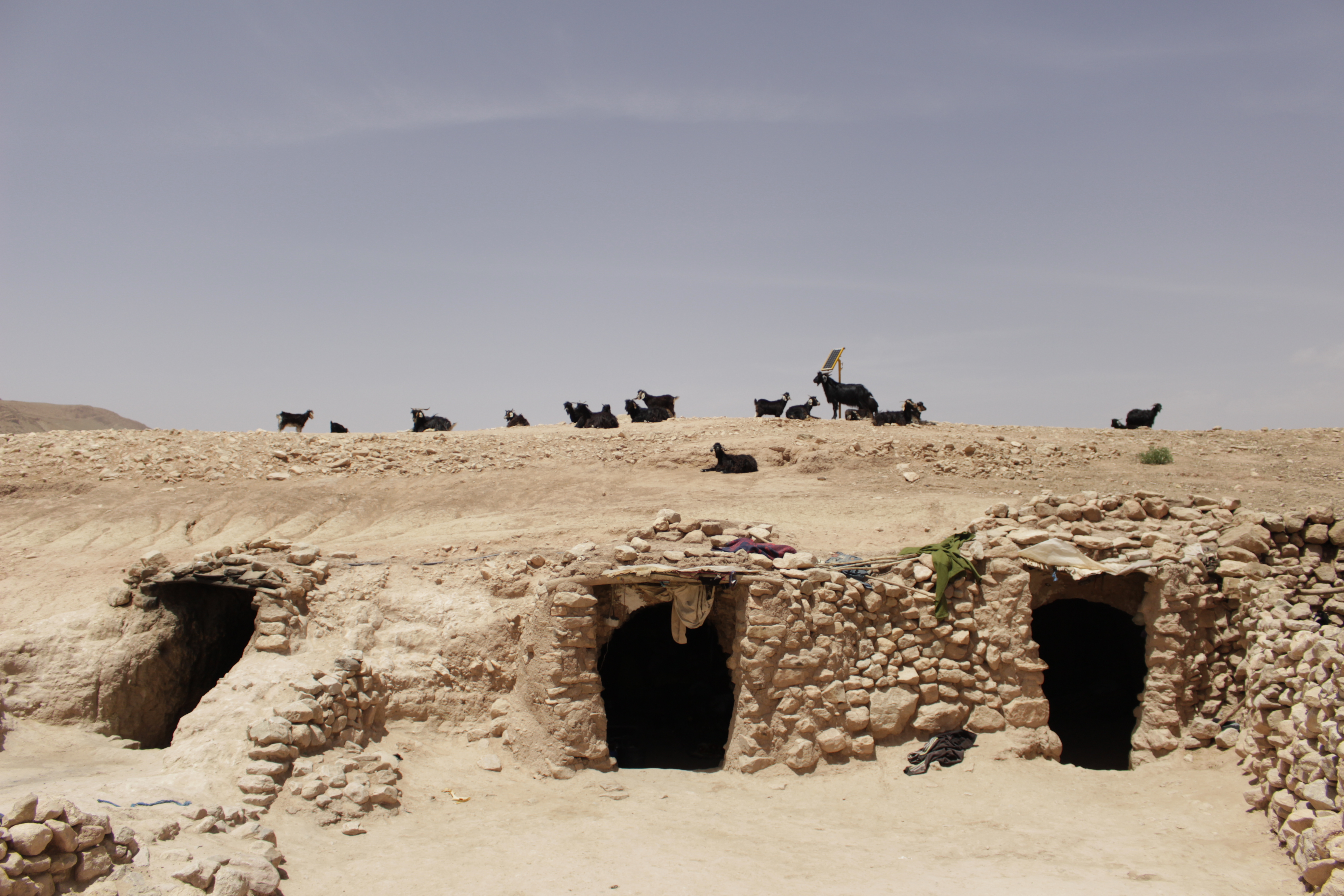 حقوق الصورة: وصال الشيخ - المغرب: تعيش عائشة مع ابنتها وزوجها وبعض أحفادها على بُعد ساعتين مشياً على الأقدام، إذا أخذنا الطريق من قرية "بوتغرار"، جنوب شرق المغرب، إلى الجبال المجاورة لها. 