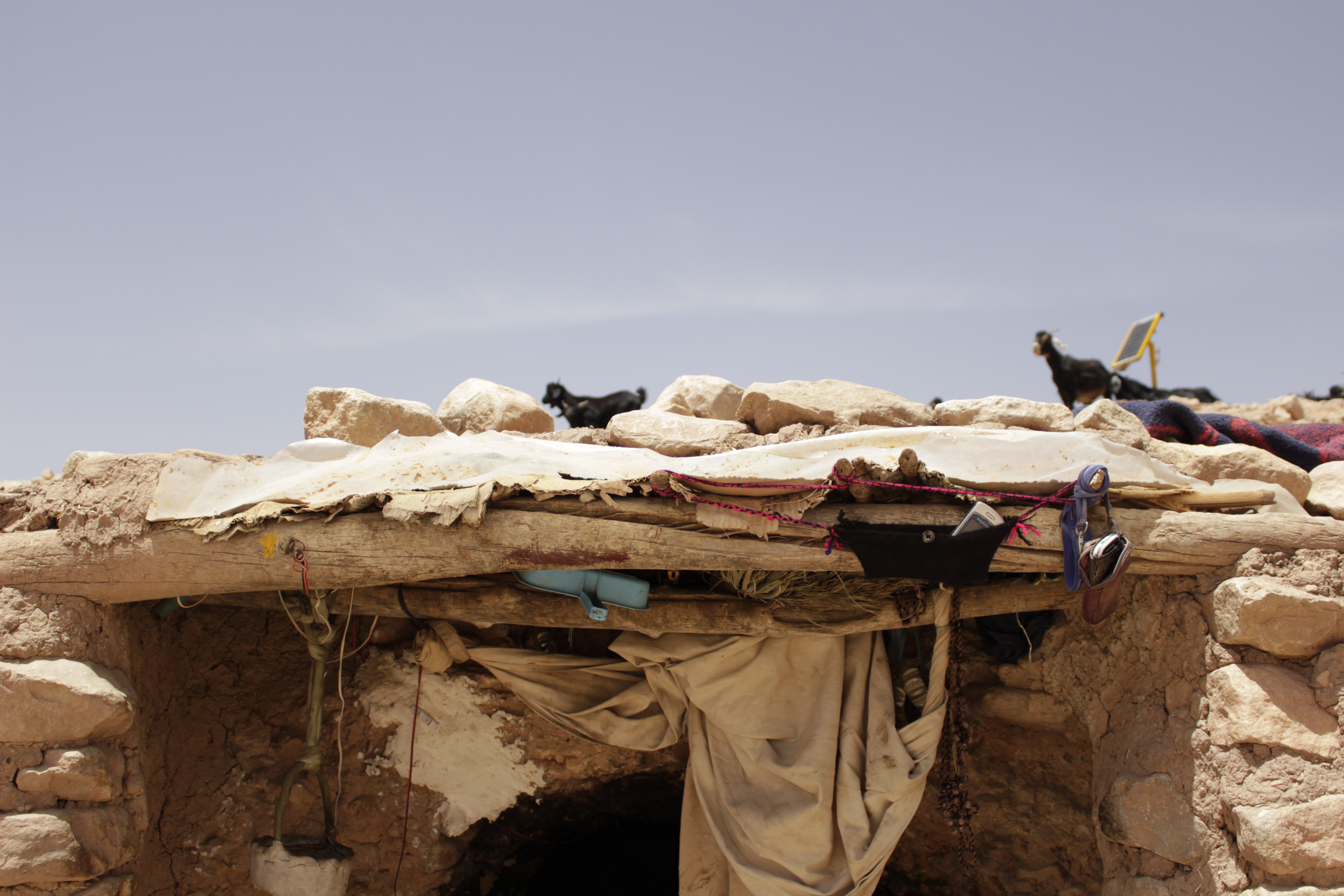 حقوق الصورة: وصال الشيخ - المغرب: تعيش عائشة مع ابنتها وزوجها وبعض أحفادها على بُعد ساعتين مشياً على الأقدام، إذا أخذنا الطريق من قرية "بوتغرار"، جنوب شرق المغرب، إلى الجبال المجاورة لها.  