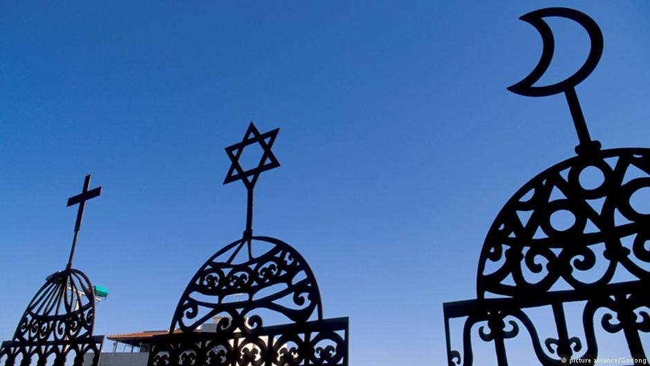 صورة رمزية حول الإسلام والمسيحية واليهودية. (source: picture alliance/Godong)