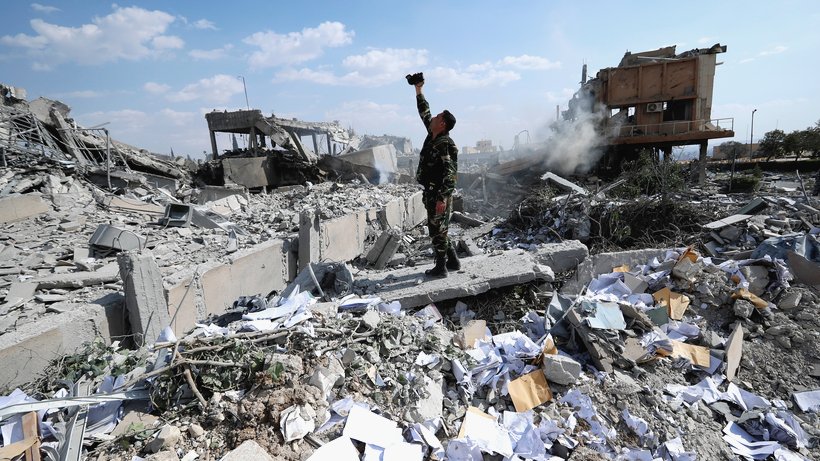 Trümmer eines Forschungszentrums in der Nähe von Damaskus; Foto: dpa/AP