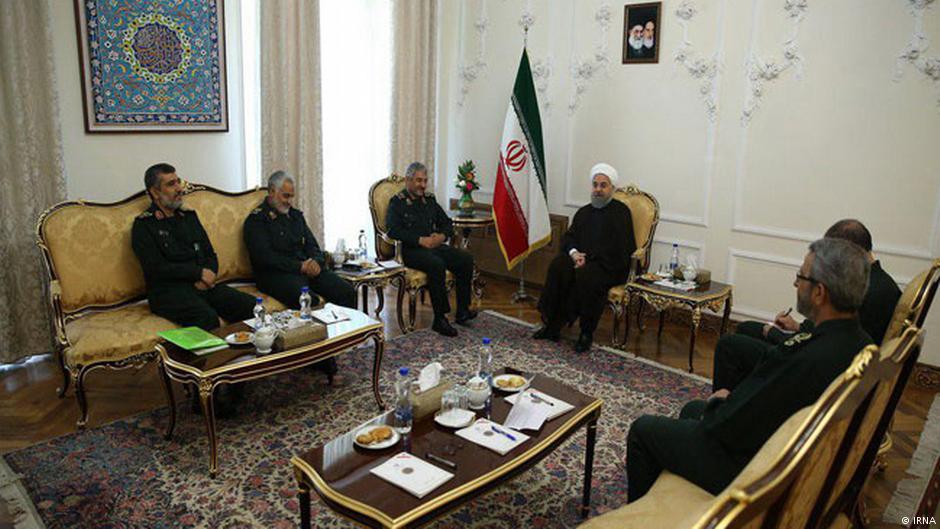 Irans Präsident Rohani im Kreis von Kommandeuren der Revolutionsgarden; Foto: IRNA