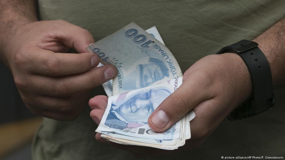 Türkische Lira in einem Geldwechselladen in Istanbul; Foto: picture-alliance/AP/P. Giannakouris