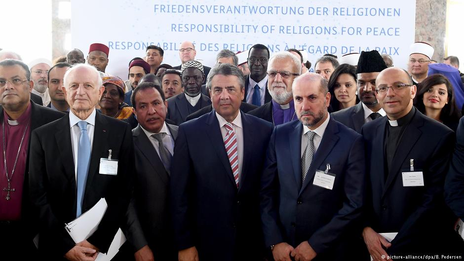 Der damalige Außenminister Sigmar Gabriel (Mitte) bei der ersten Konferenz mit Religionsvertretern im Mai 2017; Foto: picture-alliance/dpa