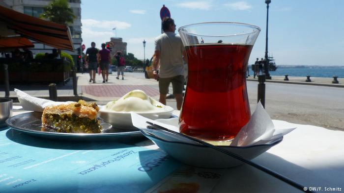Tea and baklava on a cafe table in Thessaloniki (photo: DW/Schmitz)