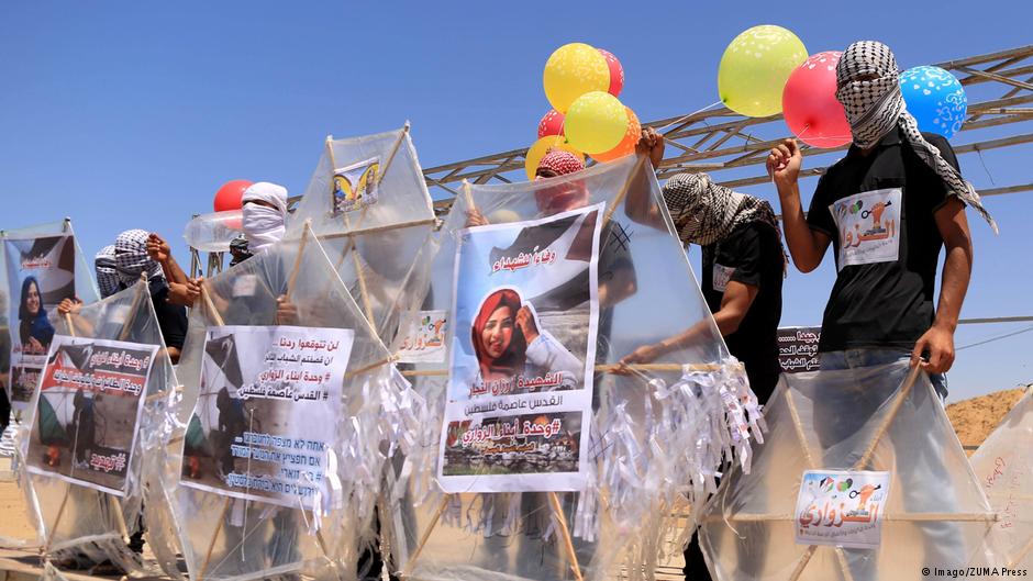 Bureij, Gaza Strip, Palestinian Territory – Palestinian protesters prepare balloons and kites loaded with flammable material to be flown towards Israel, at the Israel-Gaza border in al-Bureij in the centre of Gaza Strip on 14 June 2018 (photo: Imago/ZUMA Press)