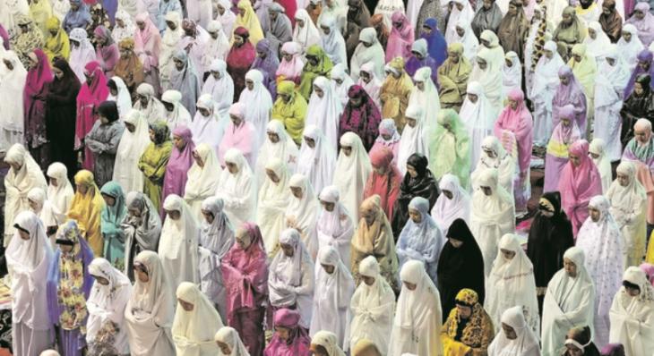 Indonesian Muslim women at prayer (photo: Getty Images)