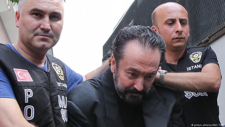 اعتقال عدنان أوكتار -الذي يطلق على نفسه اسم هارون يحيى- في اسطنبول، تركيا. Foto. picture-alliance/AA 