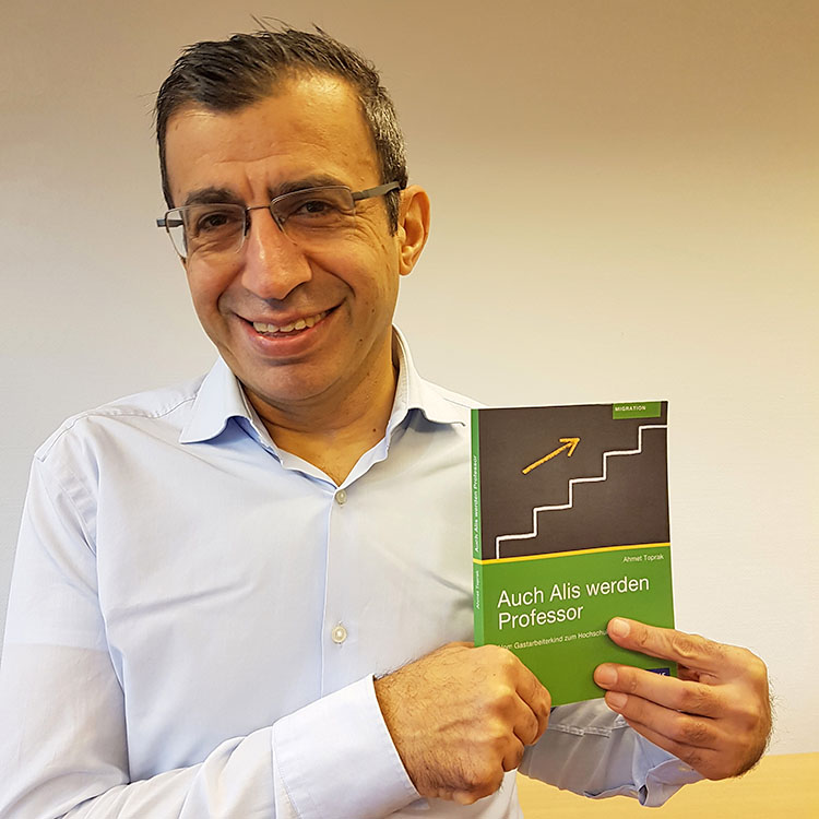 Prof. Dr. Ahmet Toprak mit seinem Buch "Auch Alis werden Professor"; Foto: FH Dortmund