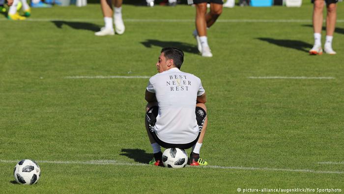 Mesut Özil im Trainingslager; Foto: picture-alliance/augenklick/firo Sportphoto