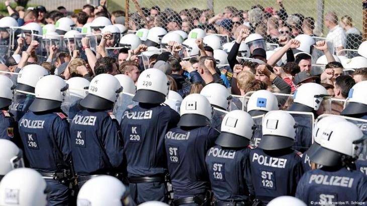 Austrian police practice the repulsion of migrants at the Spielfeld border crossing, end of June 2018 (photo: picture-alliance/dpa/R. Schlager) 