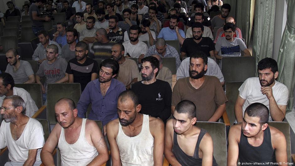 معتقلون في أحد سجون الأسد